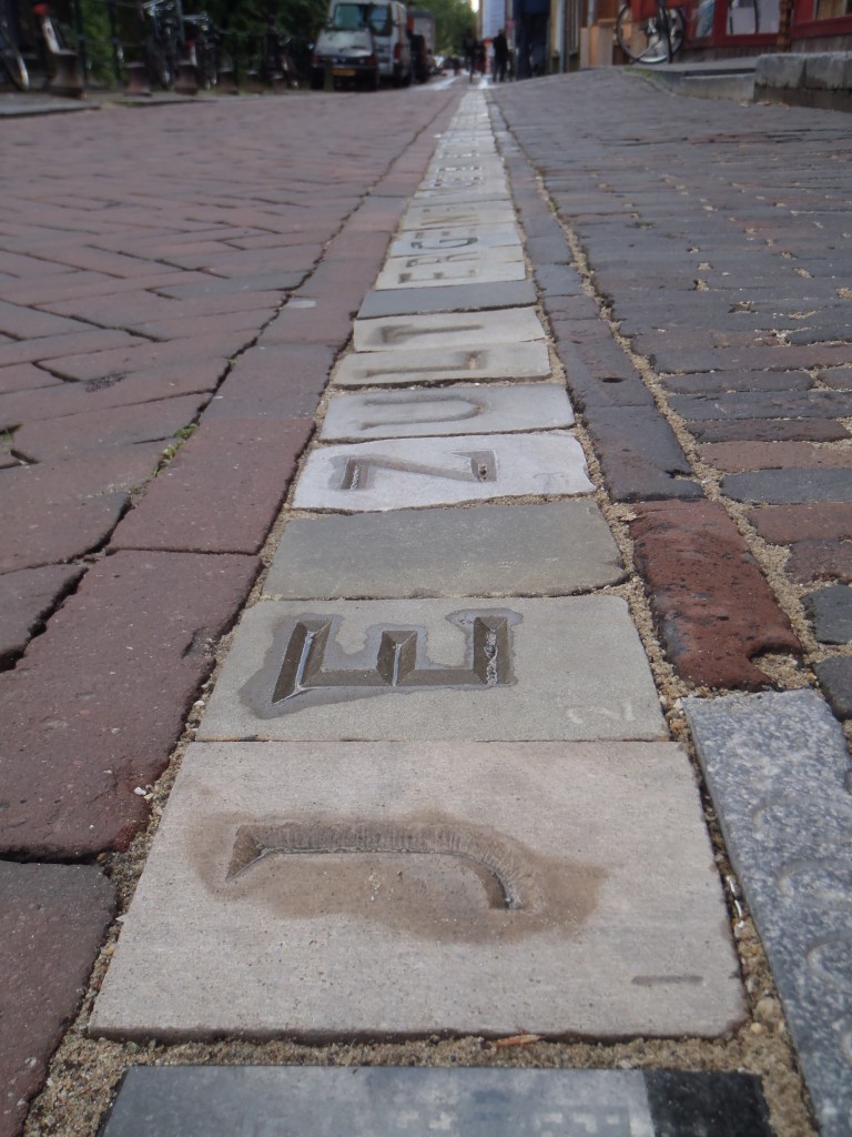 De steen voor Letter 1 werd gestuurd van de Long Now Foundation van de berg van de 10,000 Year Clock