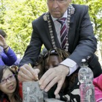 Burgemeester Wolfsen signeert de 'eerste' steen